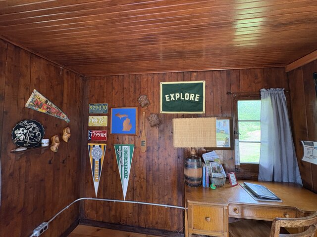 Image 1 for 03) The Middle Mitten