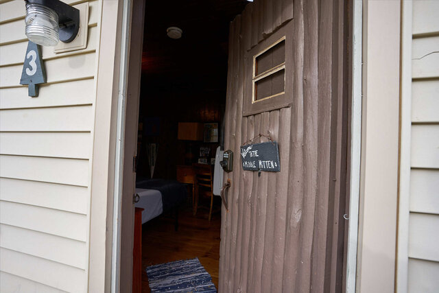 Image 2 for 03) The Middle Mitten