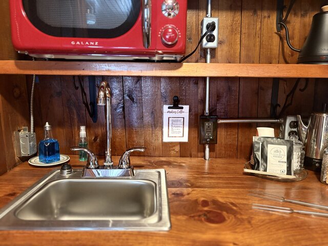 Image 9 for 03) The Middle Mitten