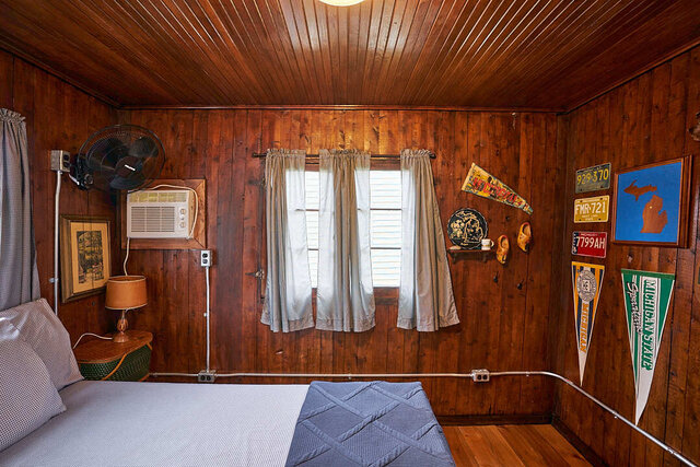 Image 4 for 03) The Middle Mitten