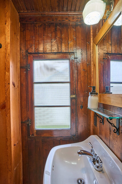 Image 12 for 03) The Middle Mitten