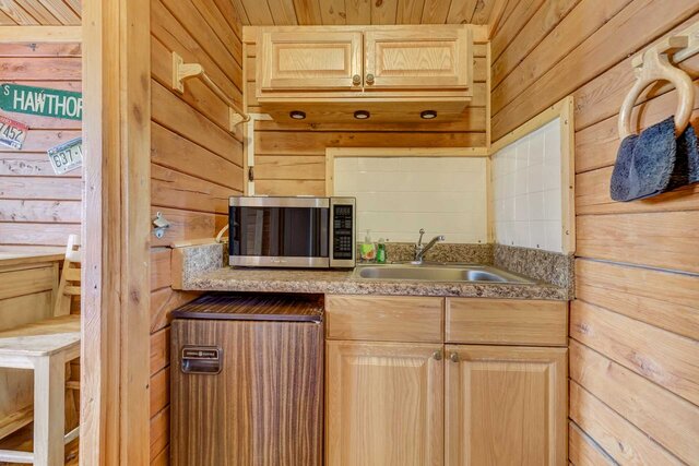 Image 7 for Deluxe Cabin-1
