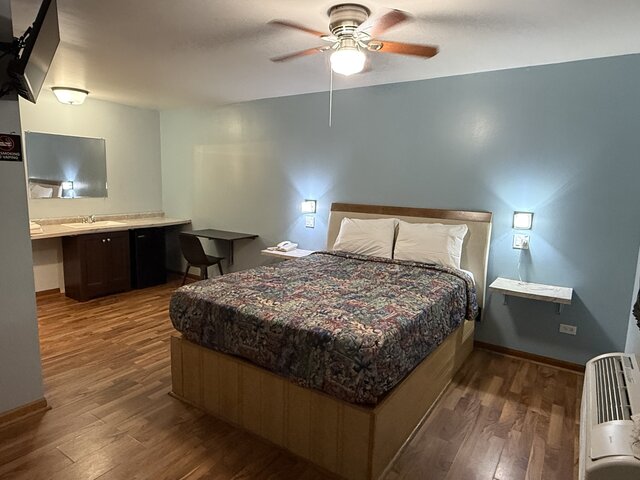 Image 1 for Standard Room, Queen Bed Smoke Free