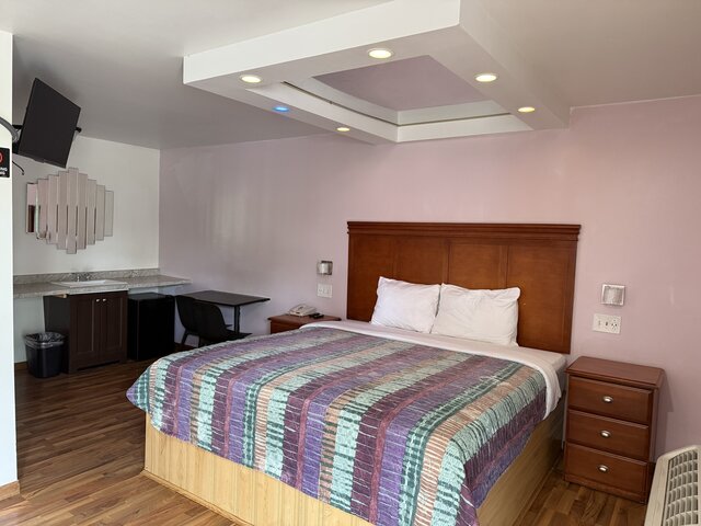 Image 1 for Honeymoon Suite, King bed, Smoke Free