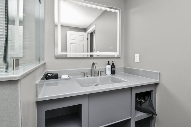 Image 10 for Deluxe King