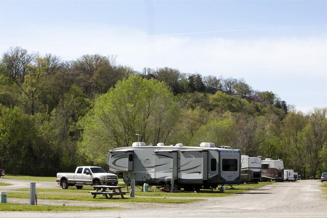 Image 14 for 32) Front-Row Pull-Thru Site #32