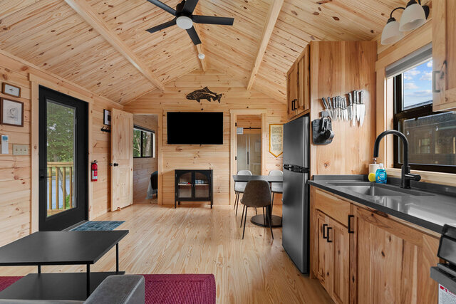 Image 3 for R01. Eagle's Perch Cabin (4)