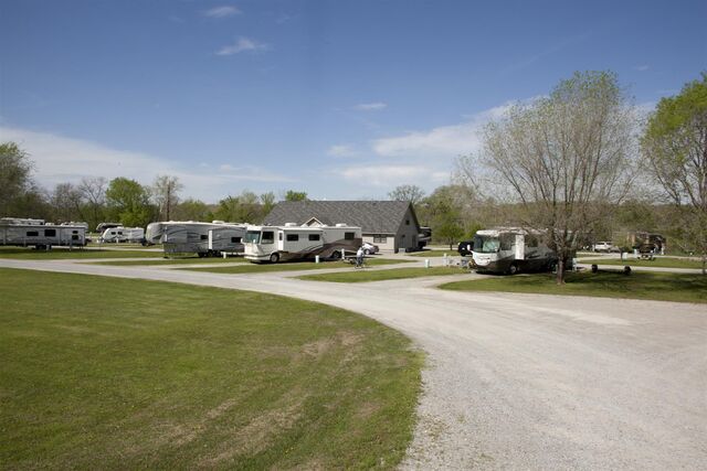 Image 7 for 32) Front-Row Pull-Thru Site #32