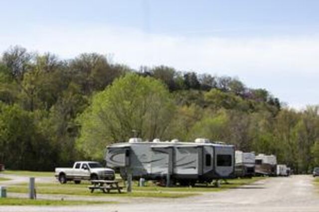 Image 10 for 32) Front-Row Pull-Thru Site #32