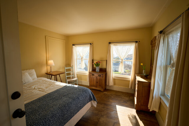 Image 1 for 17) Corner Queen Ocean