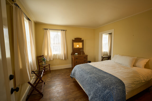 Image 1 for 16) Corner Jumbo Room