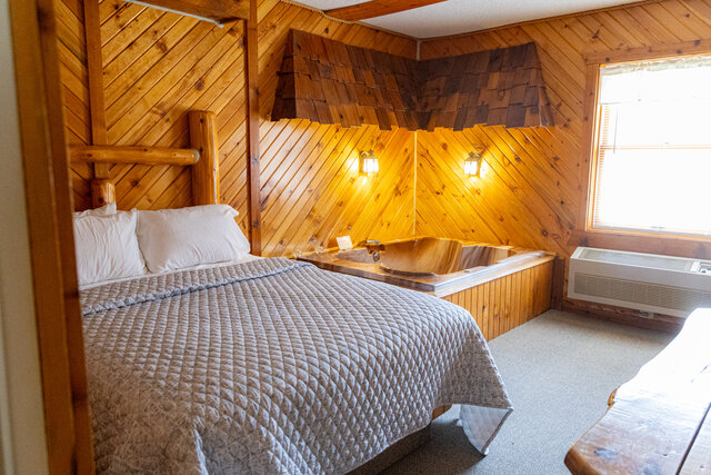Image 2 for 1st Bedroom: Queen Hot Tub: 2nd Bedroom: 2 twins