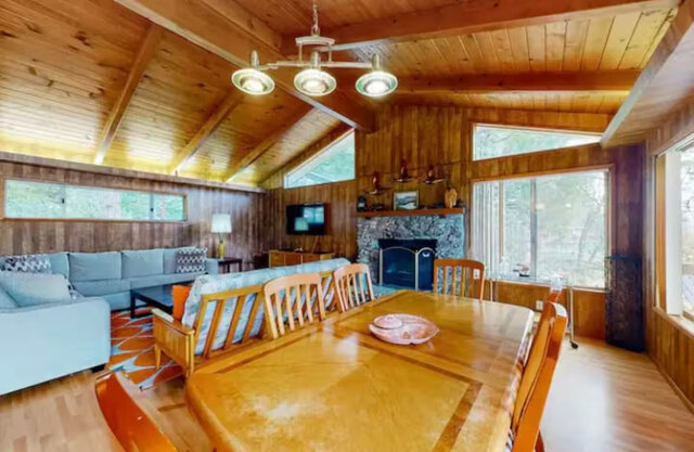 Image 7 for Groovy Lake View Cabin