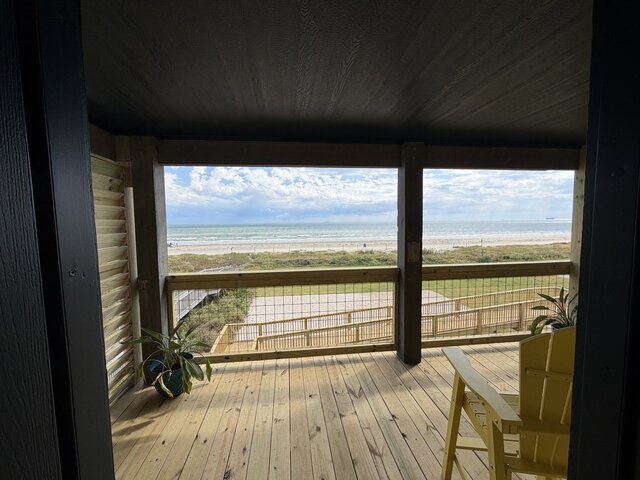 Image 11 for Beachfront balcony- Suite 2