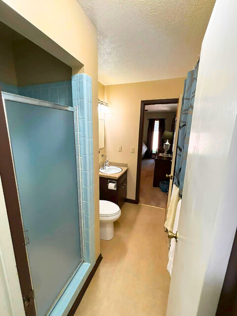 Image 12 for 6337) "Lakeside Blue Bungalow" on Thunderbird