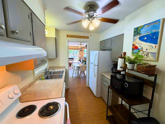 Image 4 for 6337) "Lakeside Blue Bungalow" on Thunderbird