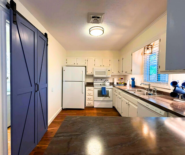 Image 8 for 2403) Cherokee Retreat