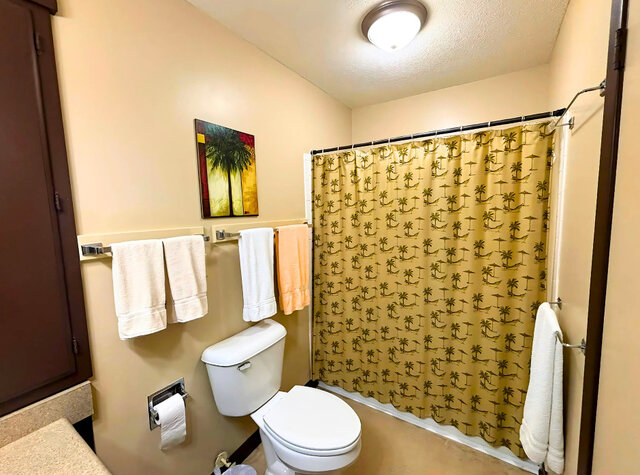 Image 11 for 6337) "Lakeside Blue Bungalow" on Thunderbird