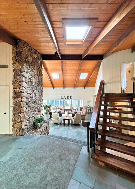 Image 12 for 6020) Thunderbird Lodge