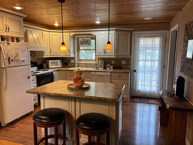 Image 2 for 1417) Executive Townhouse "Page Manor"