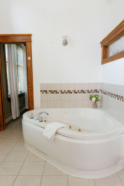 Image 2 for King Whirlpool Suites