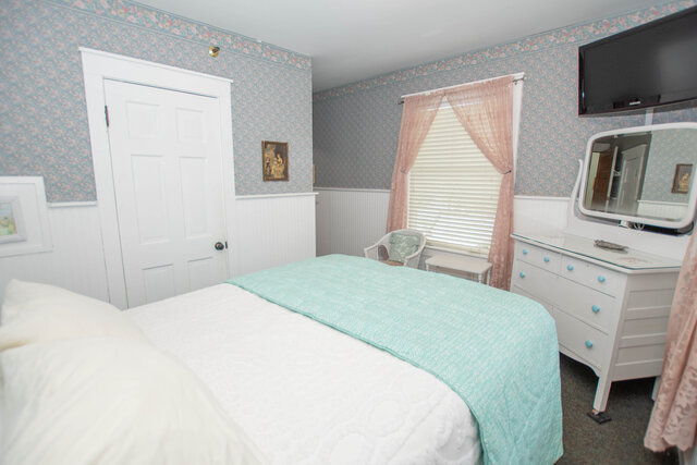 200Q Corner Room Second Floor