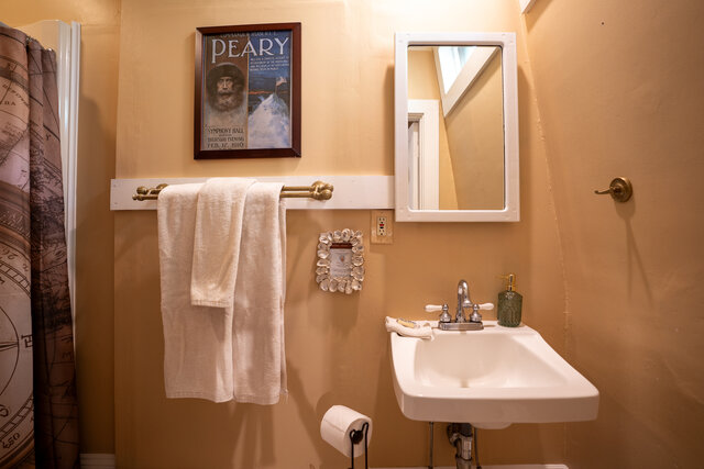 Image 4 for Admiral's Quarters Room