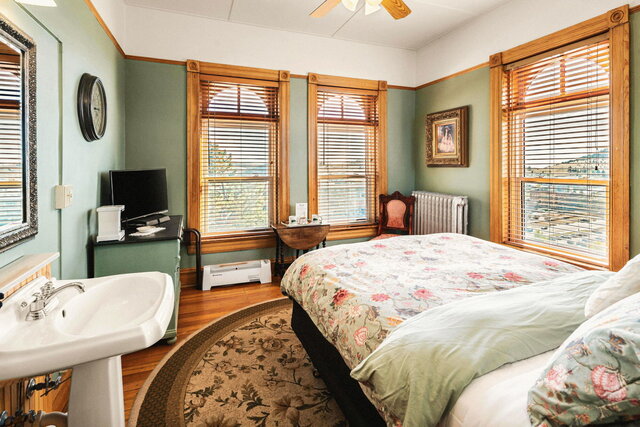 Image 1 for 16) Classic Queen Room; 3rd Floor