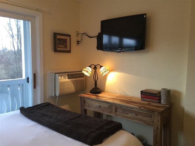 Image 4 for Queen Suite