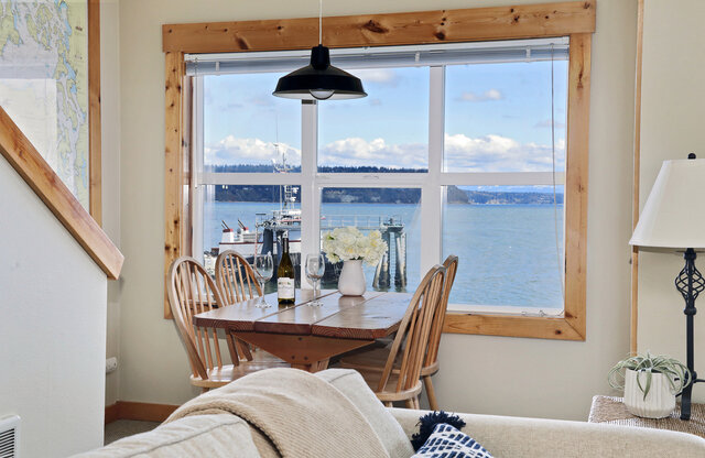 Image 9 for Whispering Waves  Waterfront Loft 4