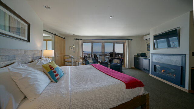 Image 2 for Waterfront Marina Suite