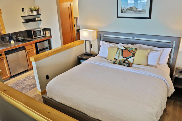 Image 13 for Waterfront Saratoga Passage Studio 3