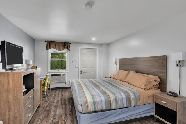 Image 3 for M1) Extra Room M1 (King Bed)