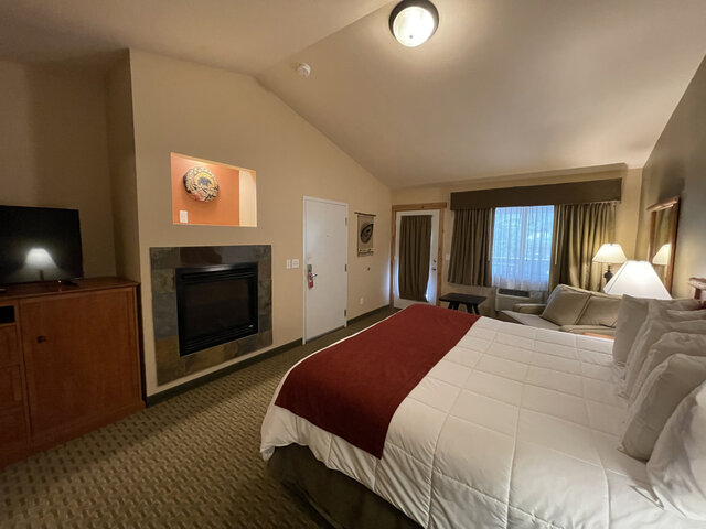 Image 4 for Deluxe King Room