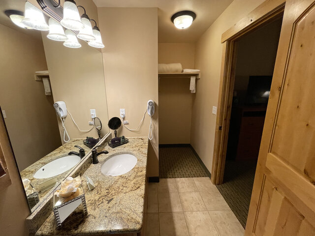 Image 7 for Deluxe King Room