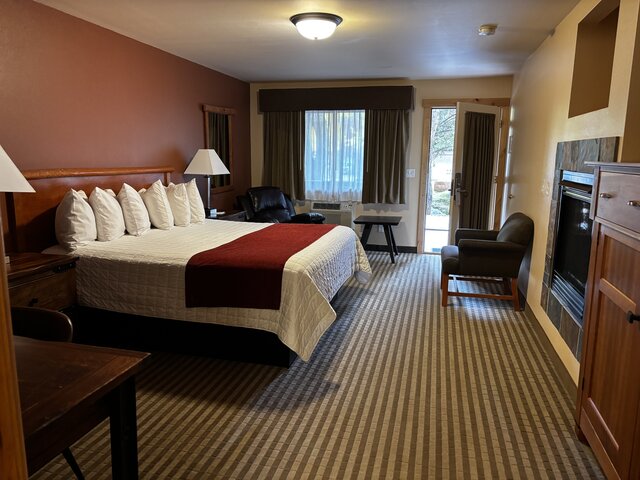 Image 2 for Deluxe King Room