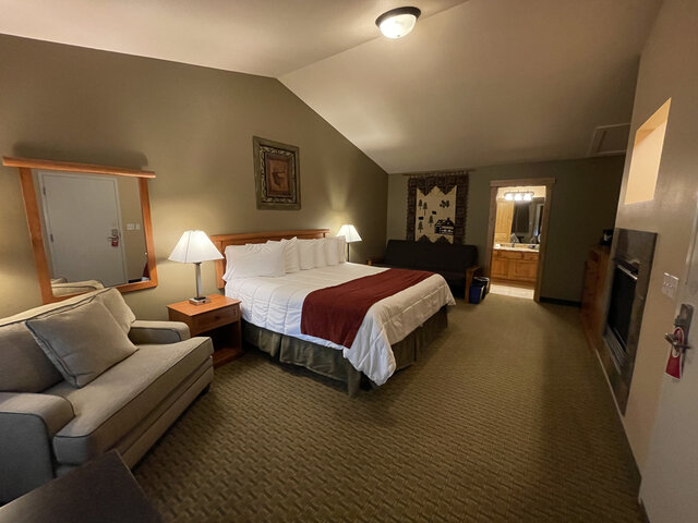 Image 3 for Deluxe King Room