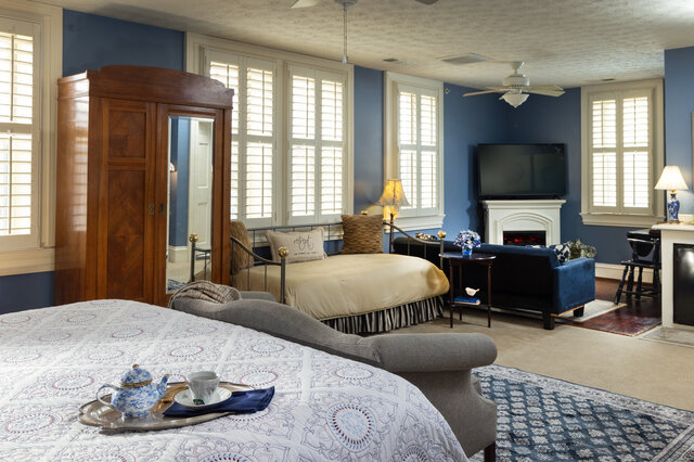 Image 2 for River Breeze Suite