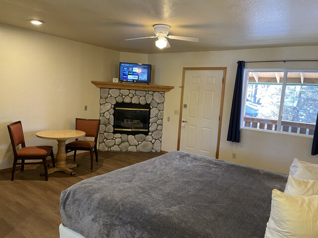 Image 4 for Deluxe King Suite