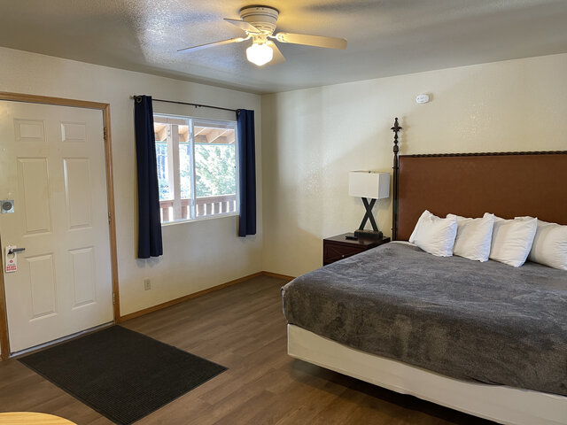 Image 11 for Deluxe King Suite