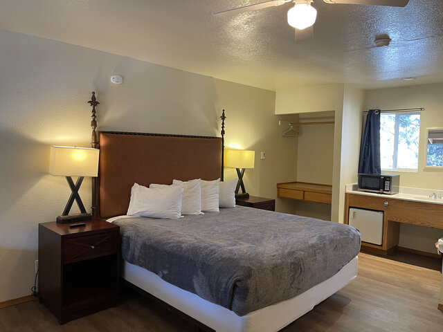 Image 1 for Deluxe King Suite
