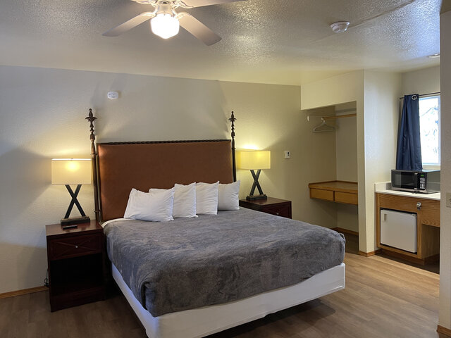 Image 3 for Deluxe King Suite
