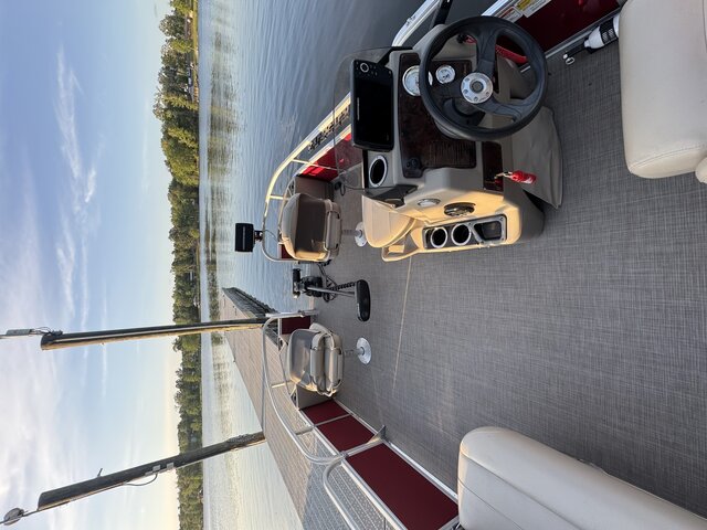 Image 4 for Sun Tracker - Fishing Pontoon