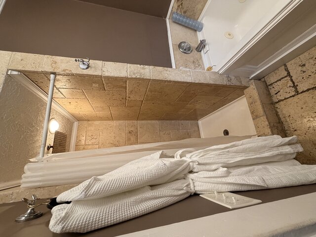 Image 4 for MAIN HOUSE ROOM 11
