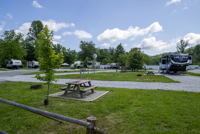 Image 10 for RV 21) Front Pull through RV Site #21 (60ft)