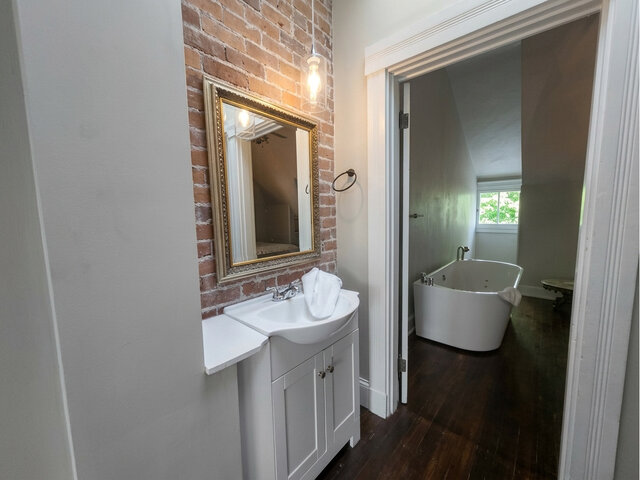 Image 4 for TOP FLOOR 2 ROOM SUITE