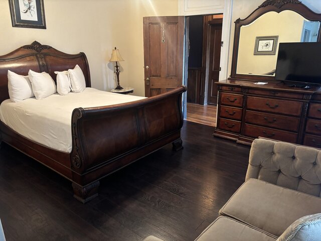 Image 1 for 118 Deluxe Queen Suite