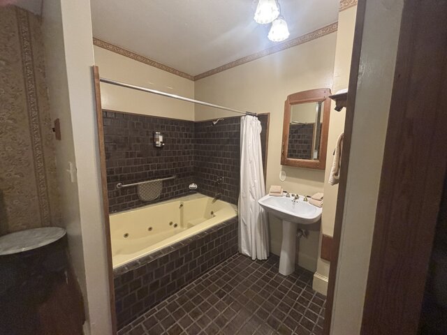 Image 2 for 119 Deluxe King Suite