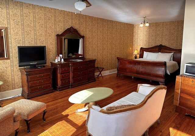 Image 1 for 119 Deluxe King Suite