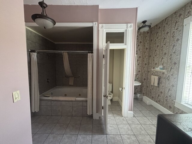 Image 2 for 103 King Suite